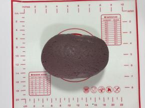      再加入玉米油揉匀后放置松弛几分钟
