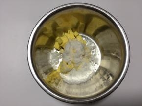 黄油提前室温软化，加入细砂糖和盐
