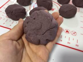 包入豆沙馅后收口揉圆
