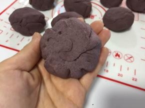 包入豆沙馅后收口揉圆
