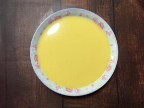 然后过筛去泡沫倒入深盘中
