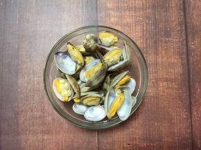     张开的花蛤捞出备用
