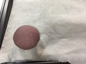 放入容器中，盖上湿布发酵至1.5倍大（也可放入蒸烤箱使用发酵功能进行发酵）
