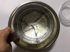 加入过筛的低筋面粉和玉米淀粉
