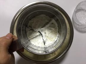 加入过筛的低筋面粉和玉米淀粉
