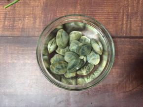     花蛤提前吐好沙（加入少许盐更易吐沙）

