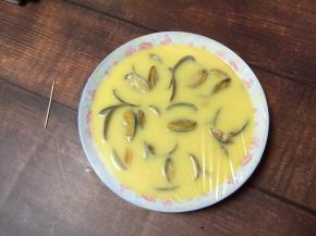     盖上保鲜膜并用牙签钻上几个小孔
