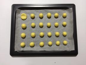 将面团揉成小圆剂子，放至铺了油纸的烤盘上
