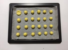 将面团揉成小圆剂子，放至铺了油纸的烤盘上
