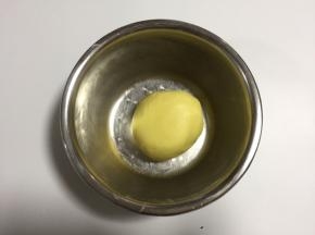 翻拌均匀后揉成面团
