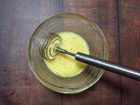   将鸡蛋打入碗中，加少许盐搅打均匀
