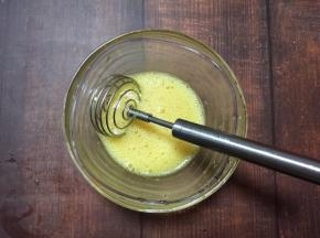   将鸡蛋打入碗中，加少许盐搅打均匀
