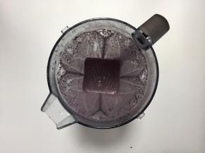  将80g黑米洗净后加入190g水倒入破壁机中搅打成细腻浆液
