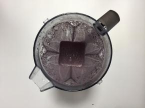  将80g黑米洗净后加入190g水倒入破壁机中搅打成细腻浆液
