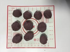    松弛好的面团搓成长条，分成若干小剂子
