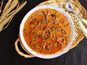 蒸好后的花蛤蒸蛋淋上适量生抽与香油，洒上葱花即可。
