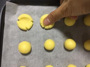 用大拇指轻轻压扁，让它自然散裂开
