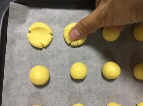 用大拇指轻轻压扁，让它自然散裂开
