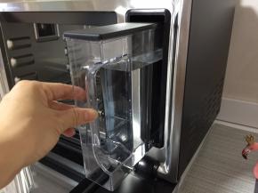 蒸烤箱的水箱加入适量纯净水并放好
