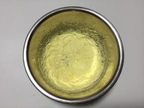 用电动打蛋器打发至体积蓬松，顔色变浅状态
