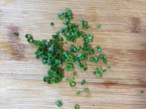 香葱洗净切成葱花

