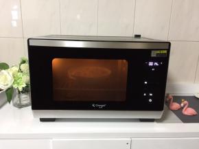 将花蛤蛋液送入蒸烤箱中，开启蒸汽功能
