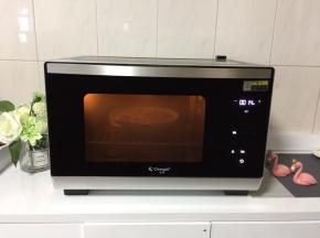 将花蛤蛋液送入蒸烤箱中，开启蒸汽功能
