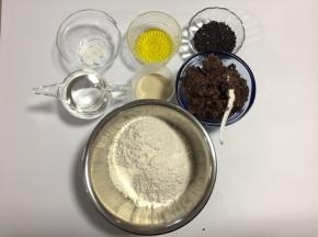 食材清单：
黑米80g，中筋面粉320g，水190g,细砂糖10g,酵母4g,玉米油16g,豆沙馅400g