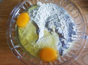 称好面粉，打入两个鸡蛋。
