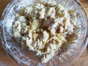 到入面粉，用筷子搅成絮状，然后到入玉米油。