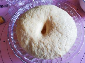 面团发酵两倍大，用手指戳一下，不回缩就算发酵完成。