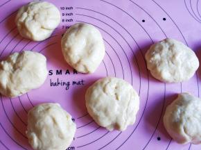 取出面团排气，搓长条，然后分割大小相同的剂子。