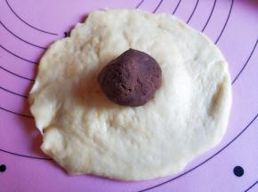 擀成面片放豆沙馅。