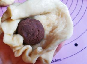 像包包子一样包好，捏紧收口。