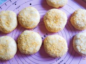 裹完盖保鲜膜再发酵二十分钟。