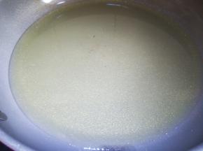 平底锅或电饼铛里到入适量玉米油。