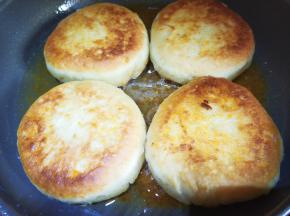 煎至底部发黄翻面煎另一面。