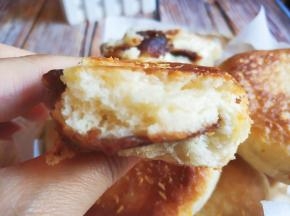 煎好出锅，可以用吸油纸吸去多余油份。内部组织很松软。