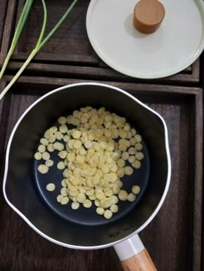 玉米片放入九阳不沾奶锅，冲洗干净。