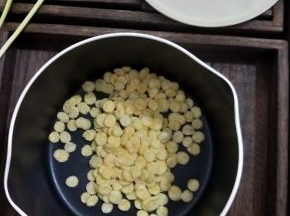 玉米片放入九阳不沾奶锅，冲洗干净。