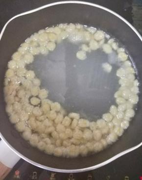 然后加入适量水，烧开。