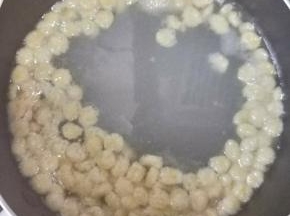 然后加入适量水，烧开。