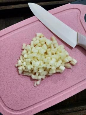 苹果和雪梨分别切成小丁。