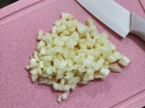 苹果和雪梨分别切成小丁。