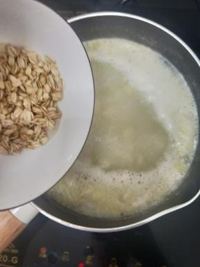 然后再加入清洗干净的燕麦片。