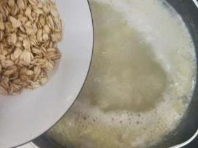 然后再加入清洗干净的燕麦片。