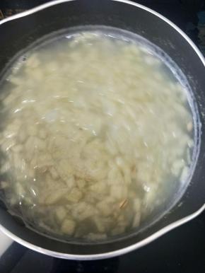 烧开后转小火，熬到食材软烂即可关火。