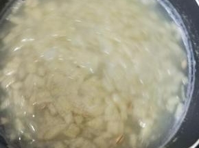 烧开后转小火，熬到食材软烂即可关火。