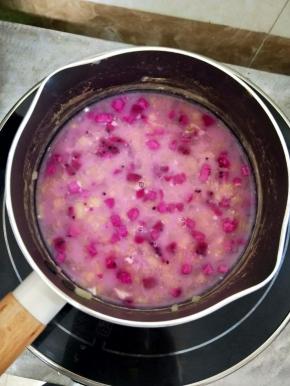 倒入晾凉至温热燕麦粥中，搅拌均匀。