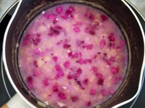 倒入晾凉至温热燕麦粥中，搅拌均匀。